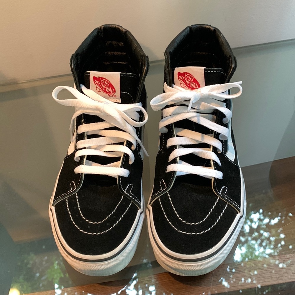 Hightop Vans Unisex size W7/M5.5! Like new condition!!